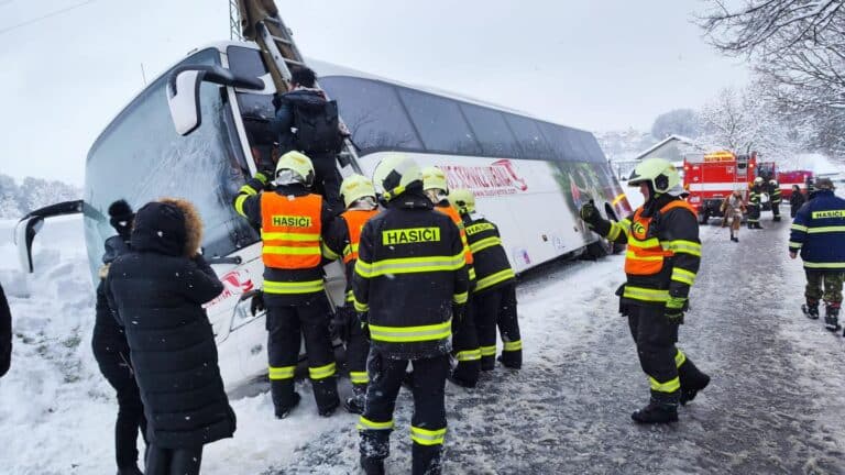 Autobus s japonskými turisty sjel ze silnice u Nových Hradů. Foto: HZS