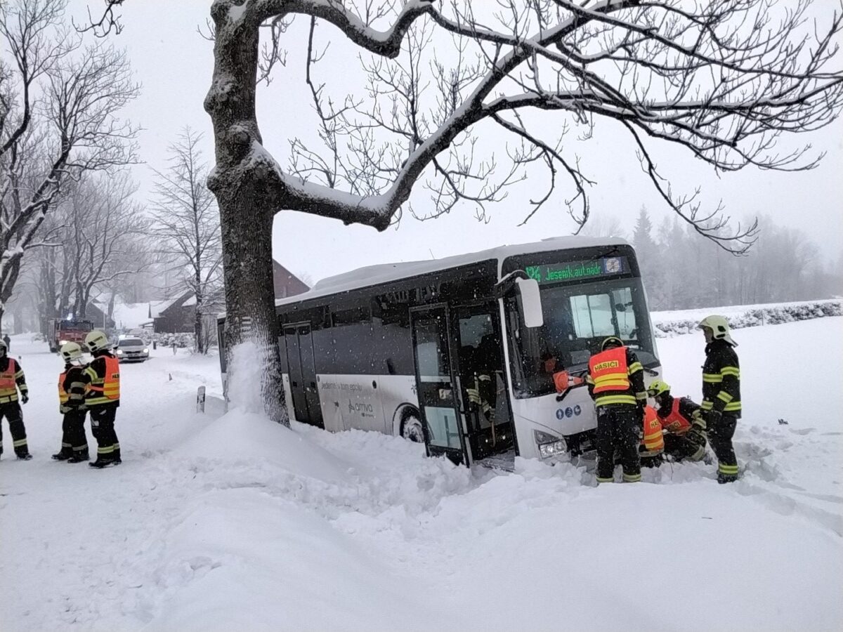 Nehoda autobusu u Rejvízu na Jesenicku. Foto: HZS
