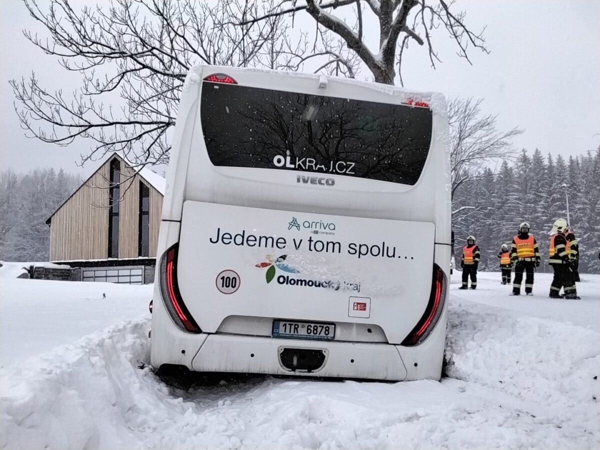 Nehoda autobusu u Rejvízu na Jesenicku. Foto: HZS