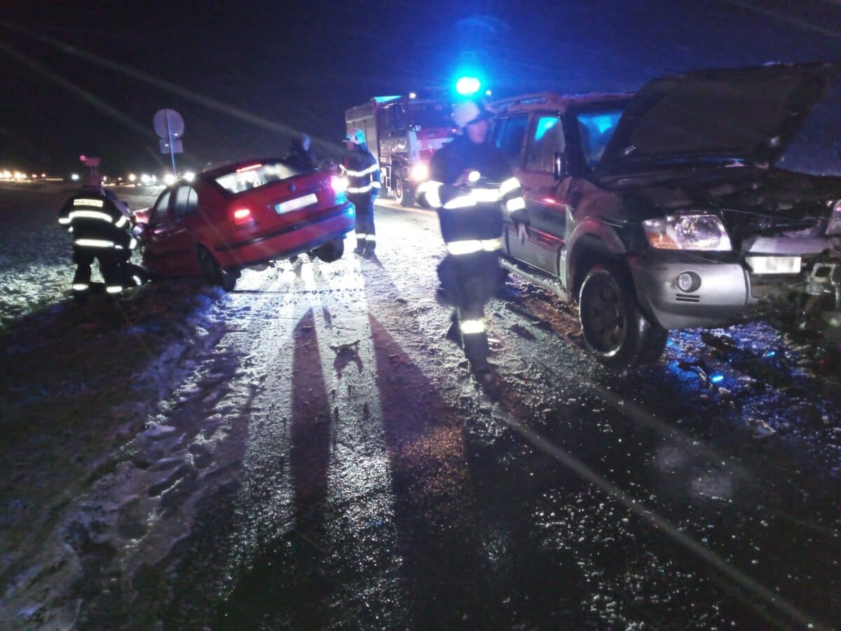Páteční nehoda tří aut u Černilova. Foto: HZS