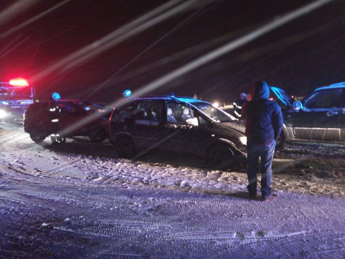 Páteční nehoda tří aut u Černilova. Foto: HZS