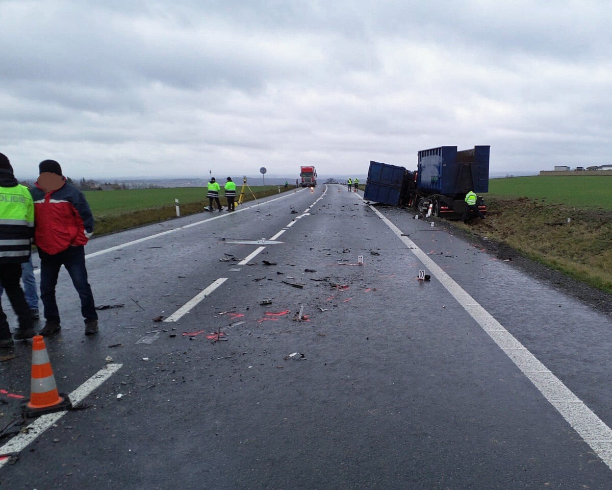 Tragická nehoda nákladního vozu a dodávky u Chrudimi. Foto: HZS