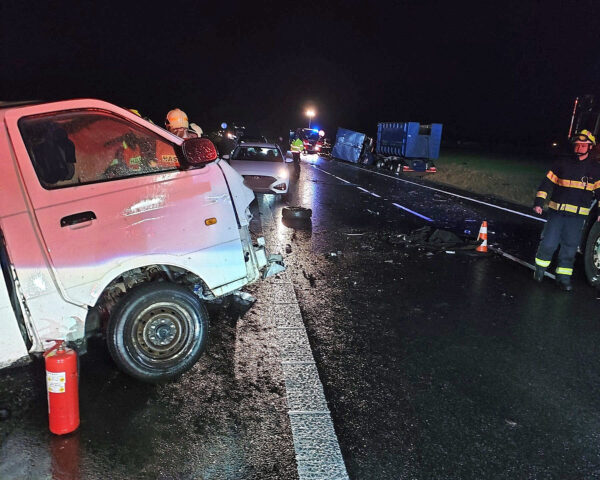 Tragická nehoda nákladního vozu a dodávky u Chrudimi. Foto: HZS