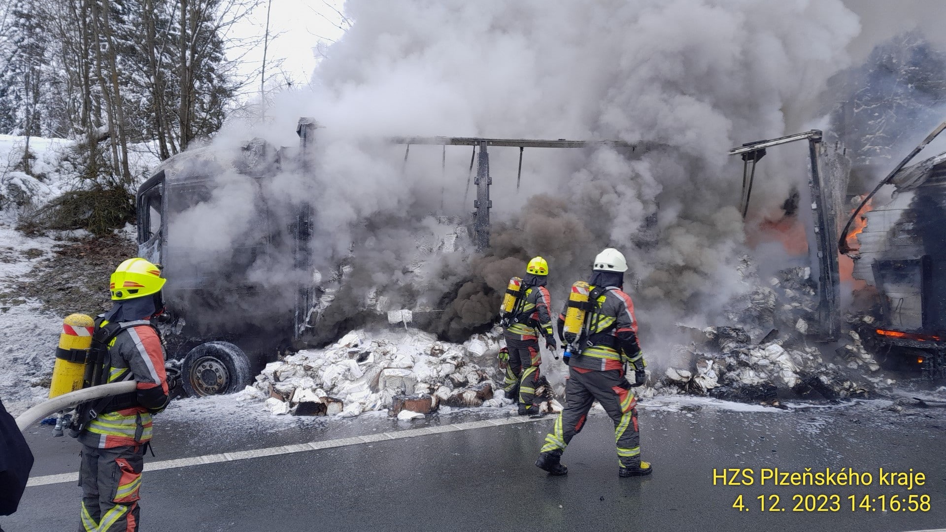 Na dálnici D5 hořel kamion převážející hygienické potřeby. Foto: HZS
