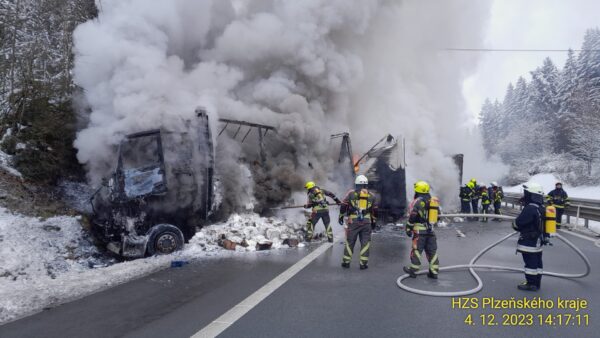 Na dálnici D5 hořel kamion převážející hygienické potřeby. Foto: HZS