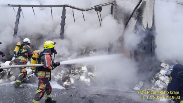 Na dálnici D5 hořel kamion převážející hygienické potřeby. Foto: HZS