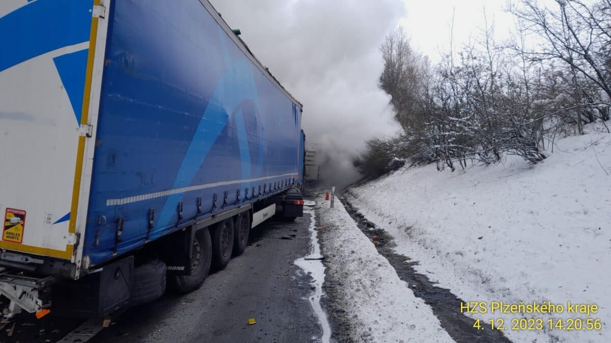 Na dálnici D5 hořel kamion převážející hygienické potřeby. Foto: HZS