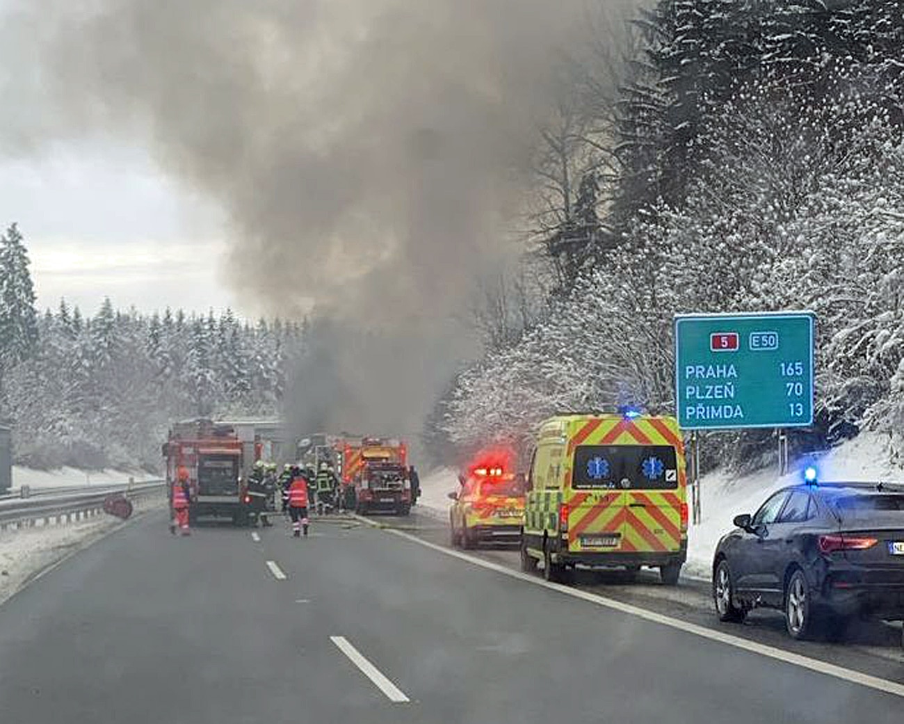 Na dálnici D5 havarovaly tři náklaďáky, jeden hořel. Foto: PČR