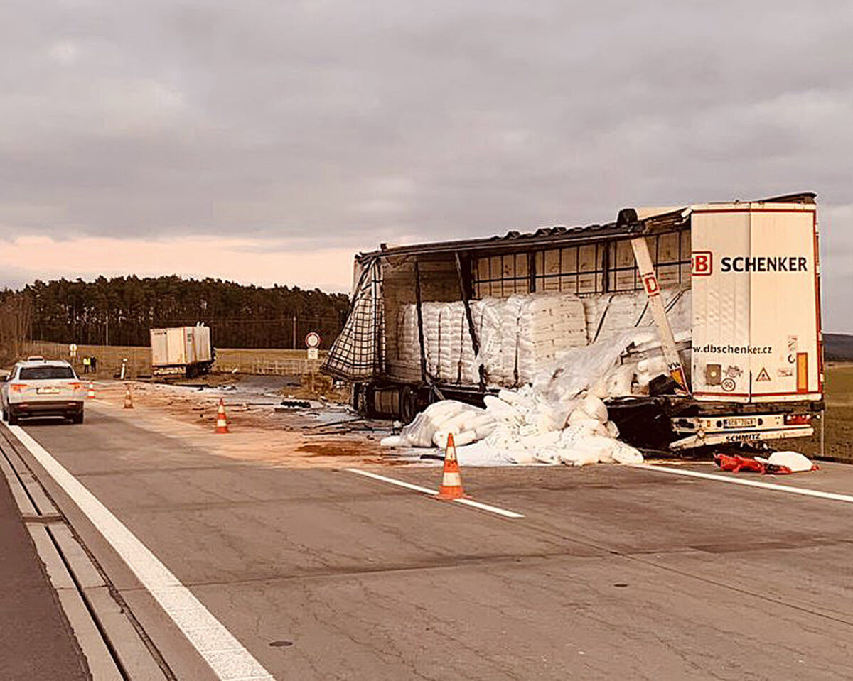 Nehoda dvou kamionů na dálnici D5 u Boru. Foto: PČR