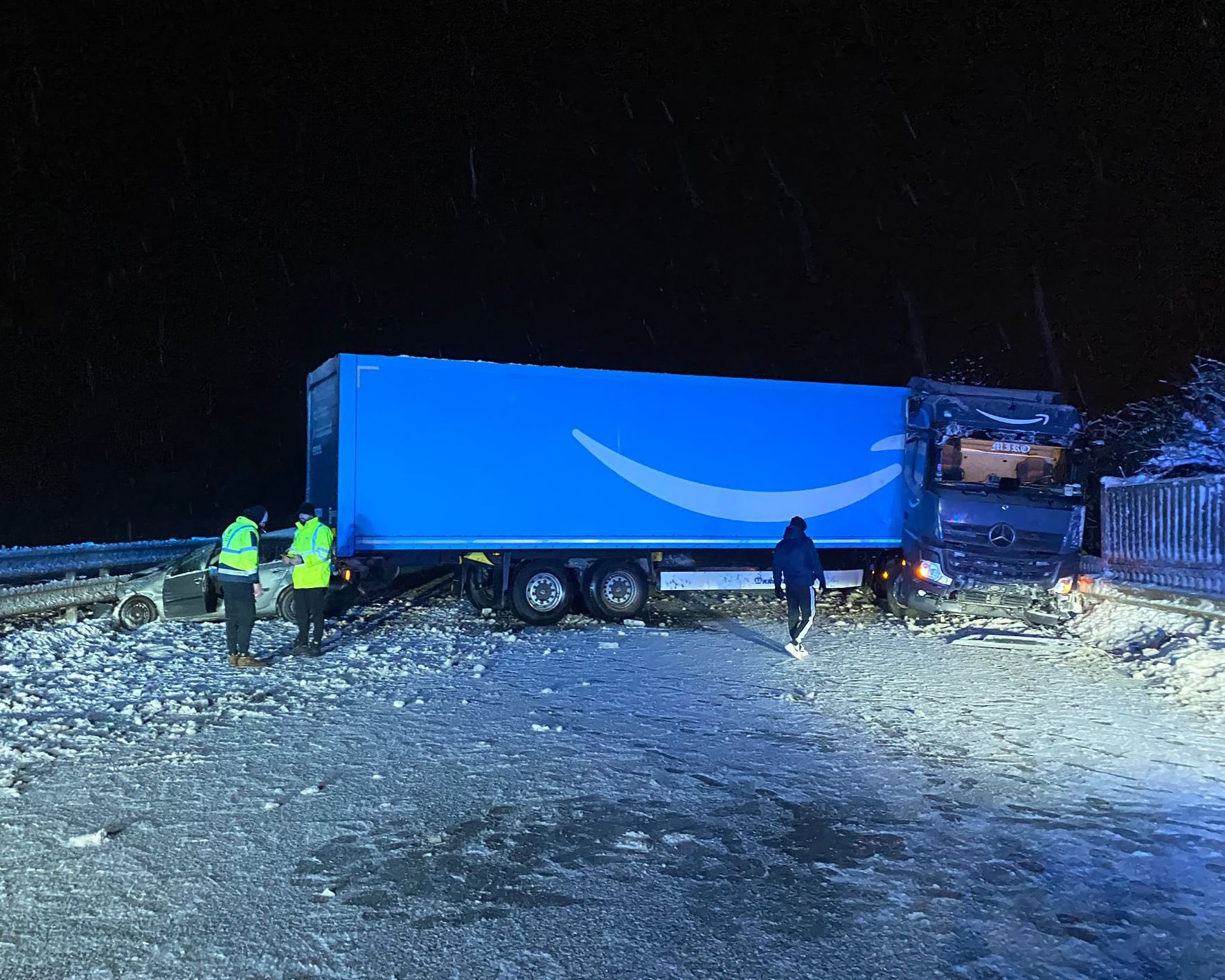 Nehoda kamionu a auta uzavřela dálnici D5. Foto: PČR