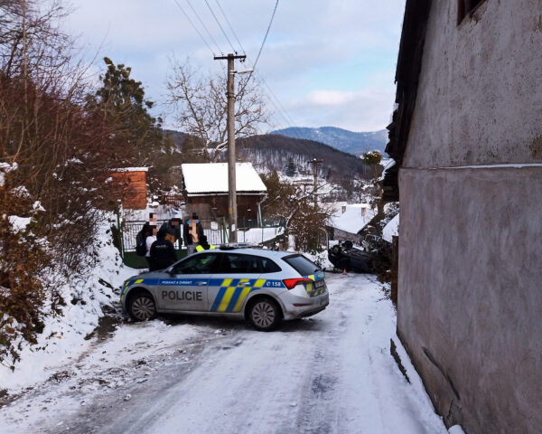 Felicia skončila na zledovatělé silnici u Kašavy na střeše. Foto: HZS ZLK