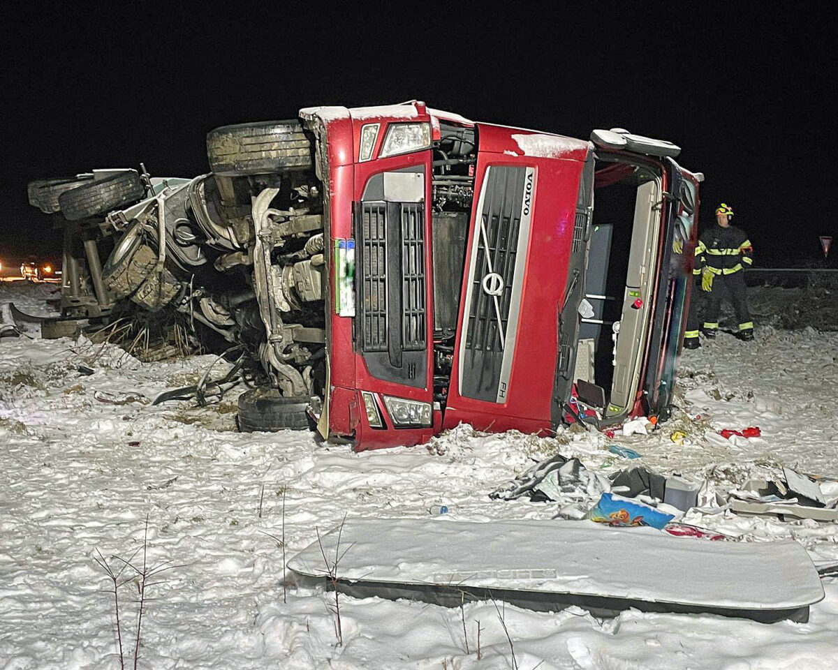 Nehoda kamionu a auta na dálnici D6. Foto: PČR