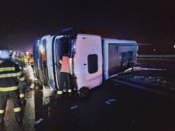 U Hostomic havarovala cisterna s naftou a 9 osobních aut. Foto: HZS