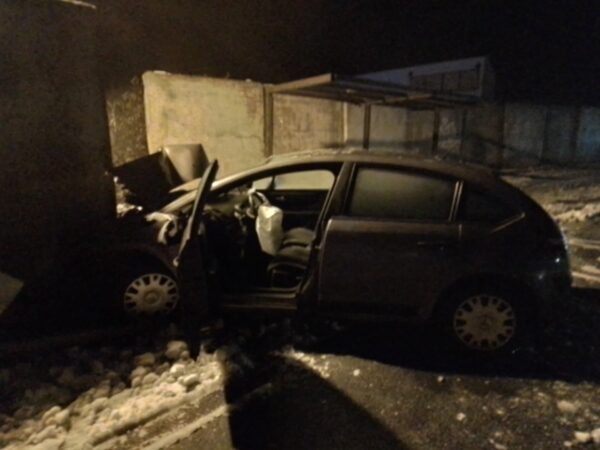 U Hostomic havarovala cisterna s naftou a 9 osobních aut. Foto: HZS