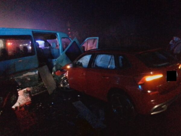 U Hostomic havarovala cisterna s naftou a 9 osobních aut. Foto: HZS