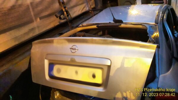Autobus a kamion v Plzni mezi sebe přimáčkli osobní auto Opel. Foto: HZS