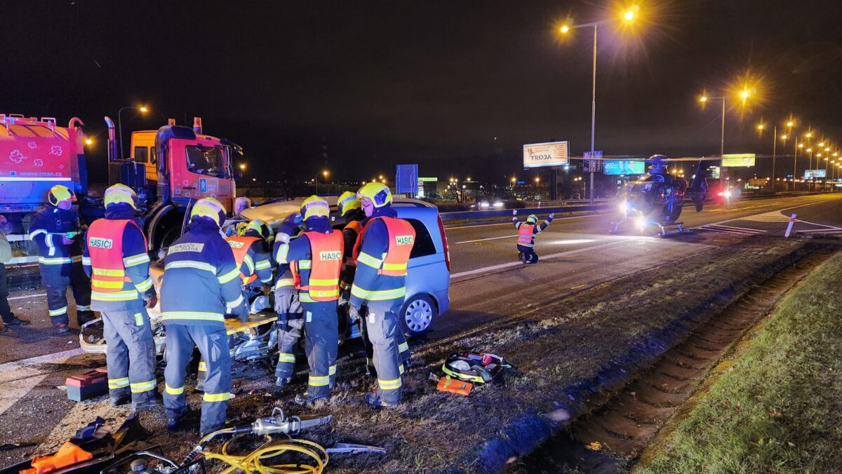 Vážná nehoda osobního a nákladního auta na Rozvadovské spojce v Praze. Foto: HZS