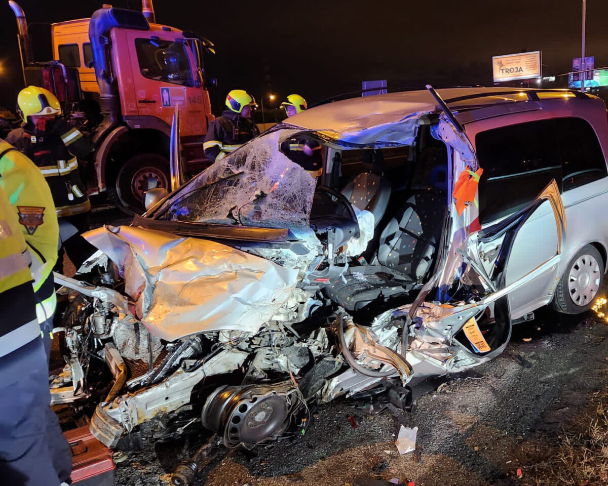 Vážná nehoda osobního a nákladního auta na Rozvadovské spojce v Praze. Foto: HZS