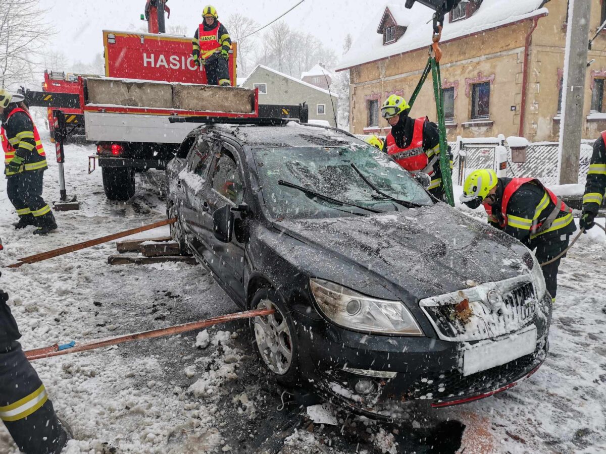 Hasiči z Varnsdorfu vyprošťovali auto, které skončilo na střeše v příkopu. Foto: HZS