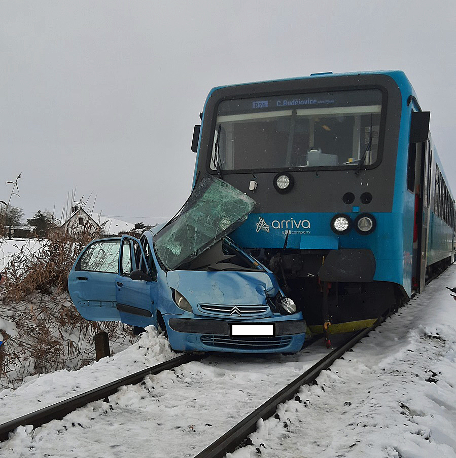 Tragická nehoda auta a vlaku ve Smetanově Lhotě na Písecku. Foto: PČR