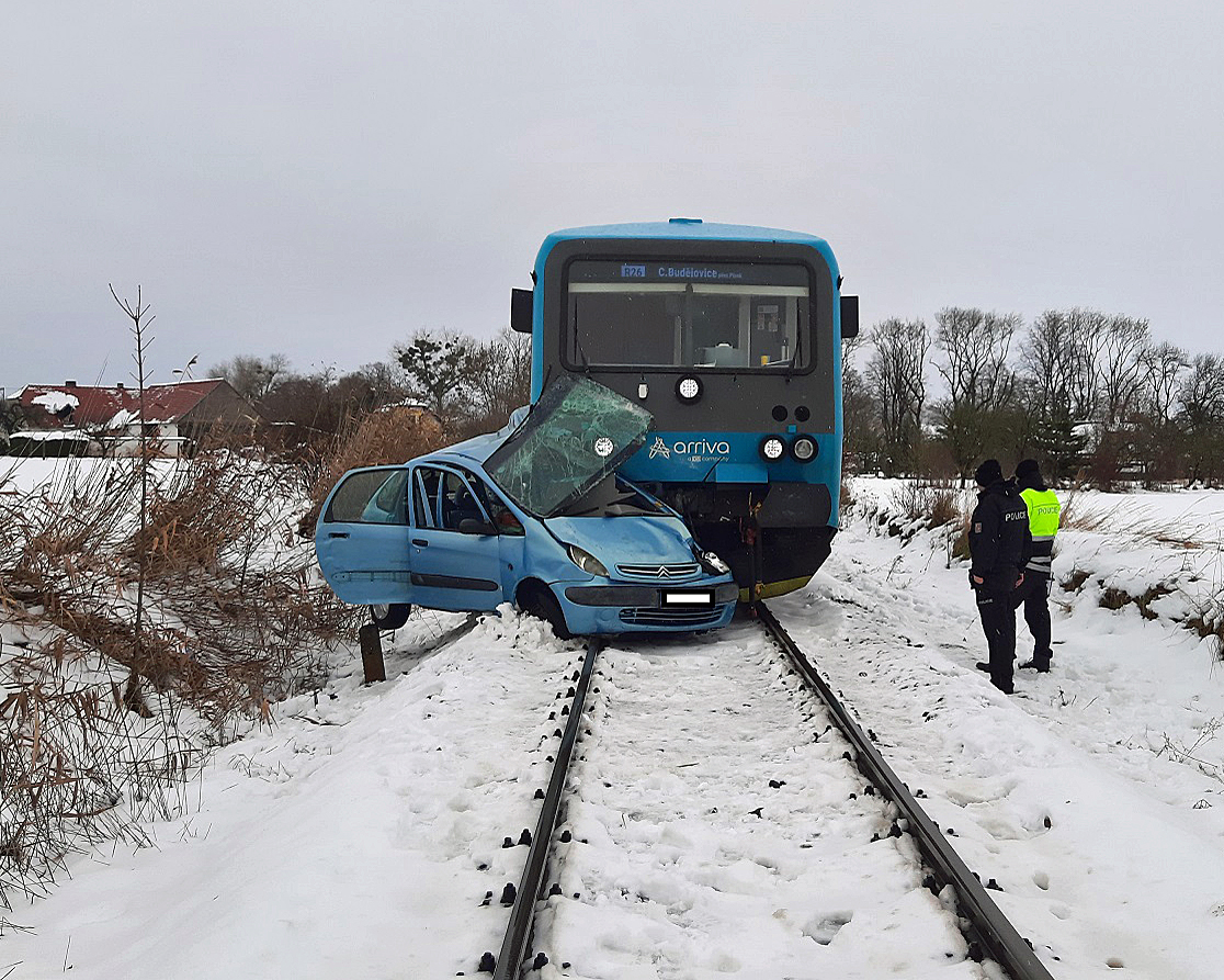Tragická nehoda auta a vlaku ve Smetanově Lhotě na Písecku. Foto: PČR