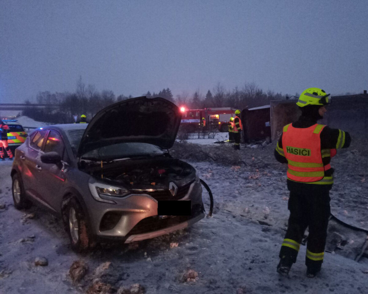Nehody komplikují dopravu na D6 a na Karlovarsku. Foto: HZS