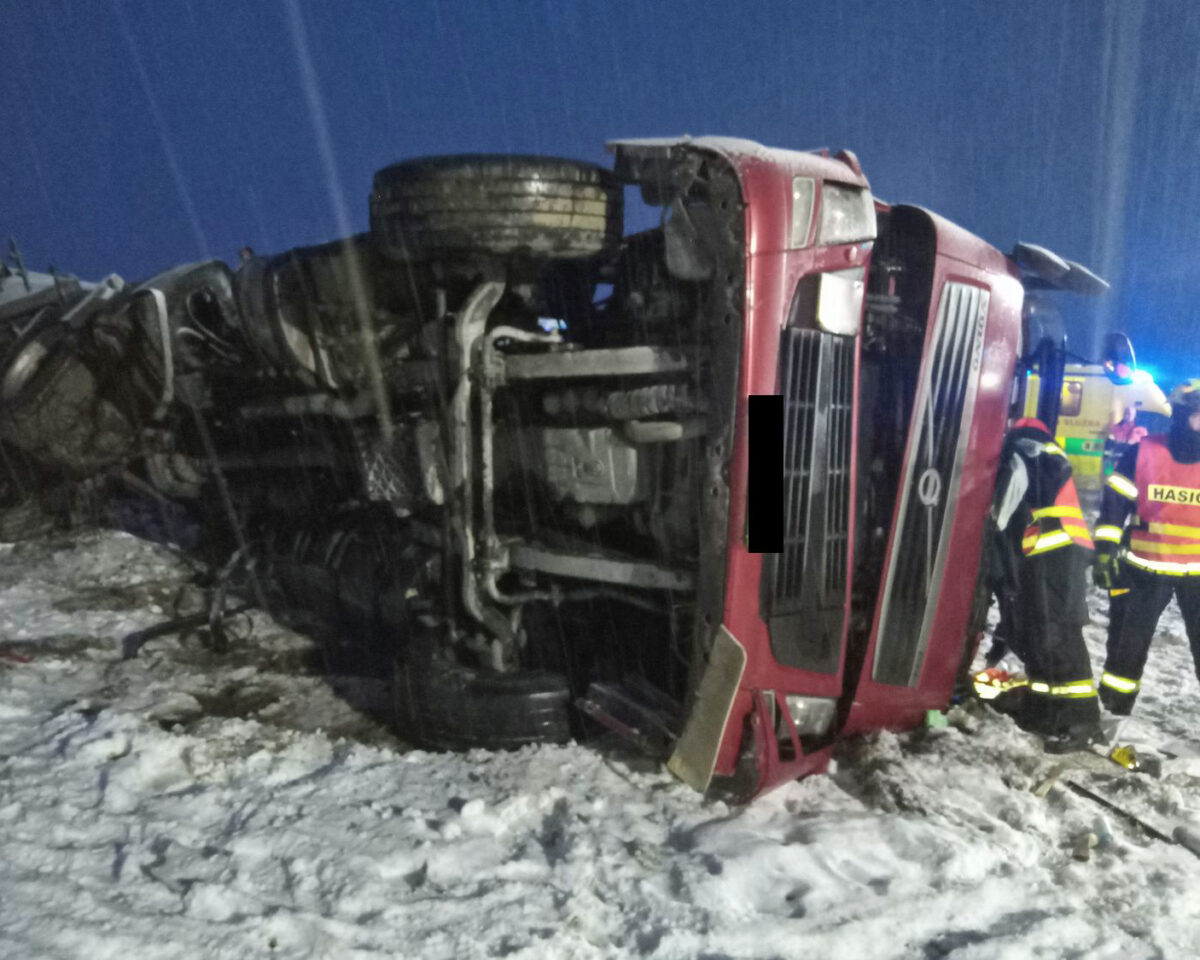 Nehody komplikují dopravu na D6 a na Karlovarsku. Foto: HZS