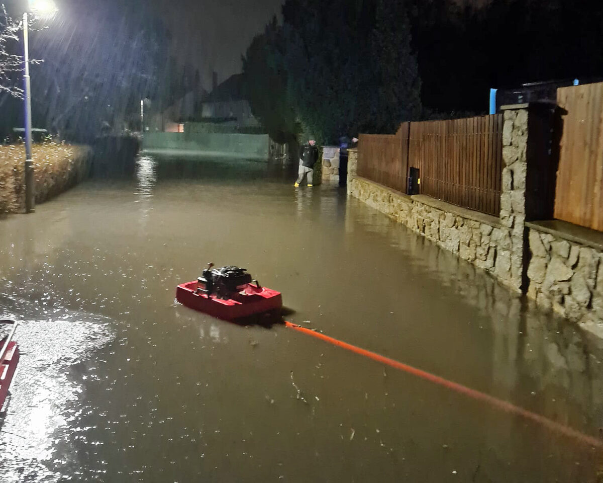 Na Karlovarsku už řeší záplavy. Foto: HZS