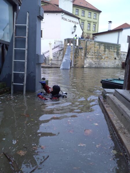 Hasiči uzavřeli vrata na Čertovce. Foto: HZS