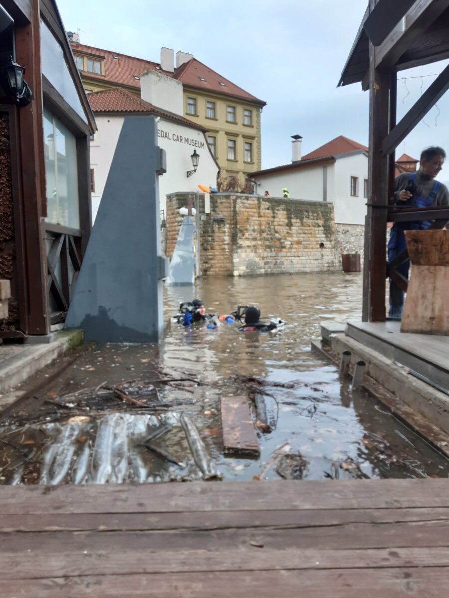 Hasiči uzavřeli vrata na Čertovce. Foto: HZS