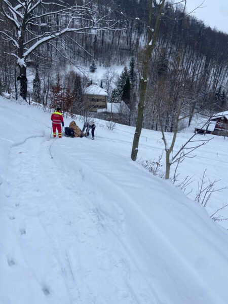 Pacienta museli záchranáři přepravit na sáňkách z prudkého kopce. Foto: ZZS