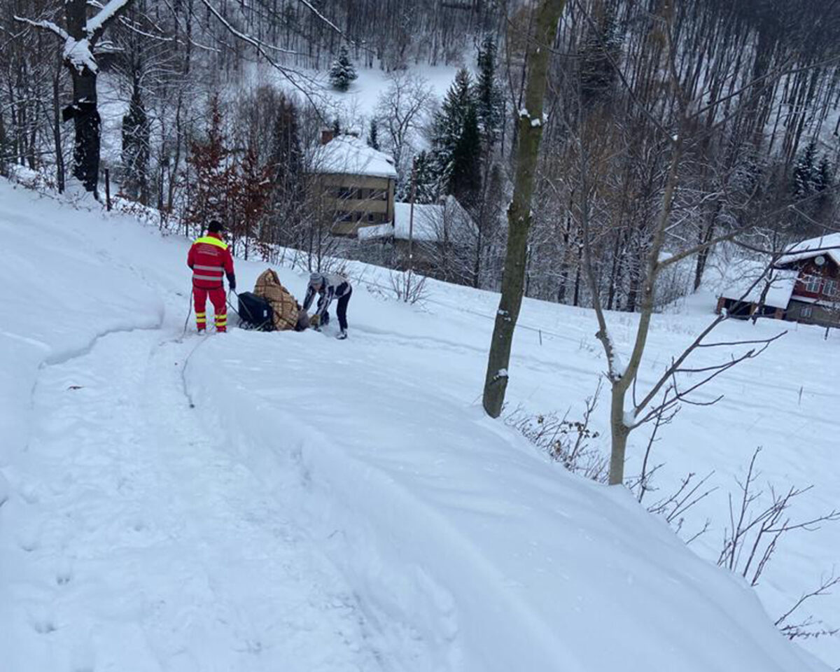 Pacienta museli záchranáři přepravit na sáňkách z prudkého kopce. Foto: ZZS
