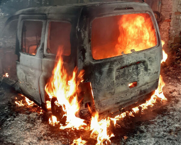 Muž v Praze rozehříval auto přímotopem, celé mu shořelo. Foto: HZS