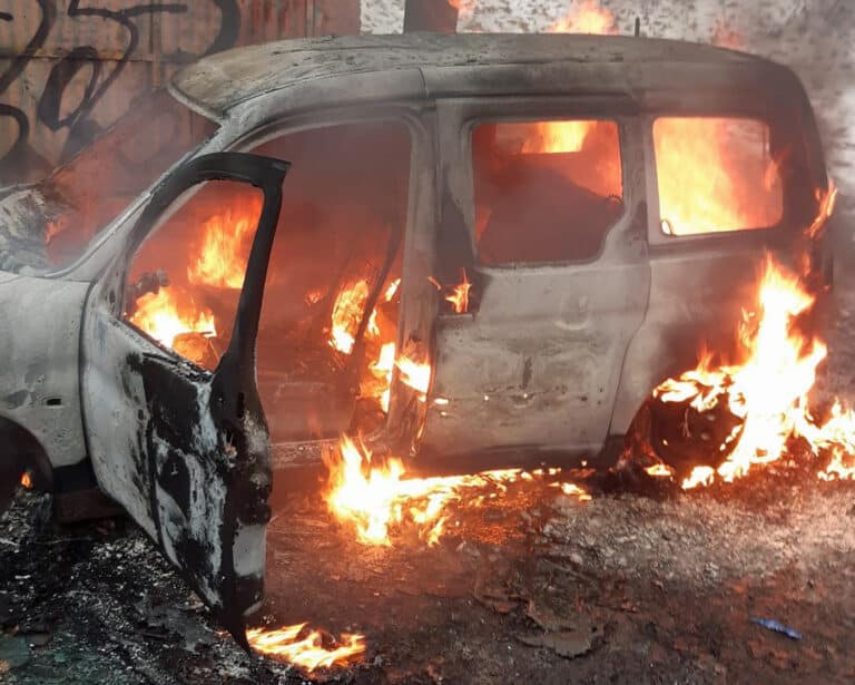 Muž v Praze rozehříval auto přímotopem, celé mu shořelo. Foto: HZS