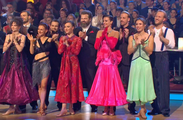 Pět soutěžních párů dnešní StarDance. Zdroj: ČT