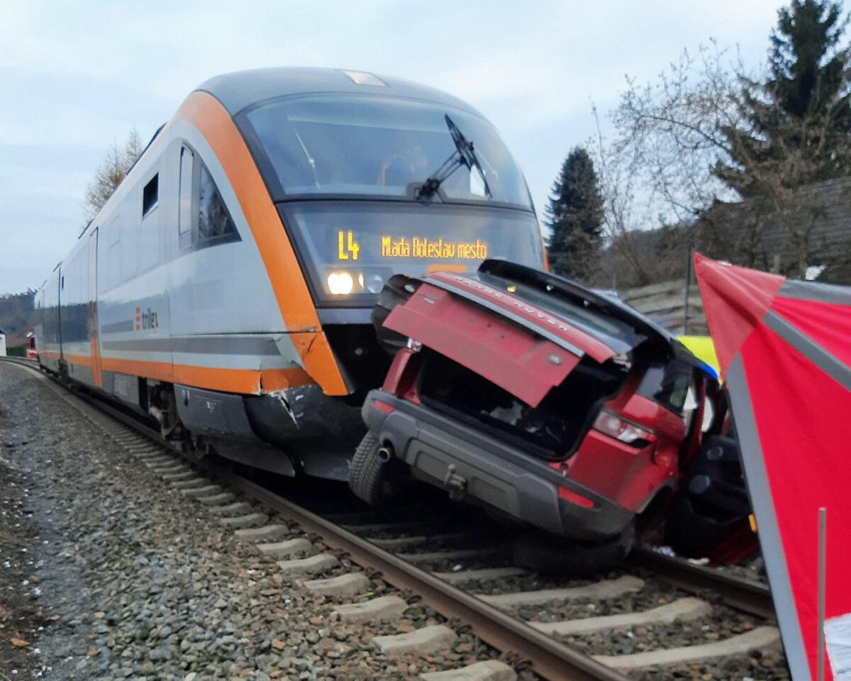 Tragická nehoda auta a vlaku u obce Dalešice. Foto: SŽ