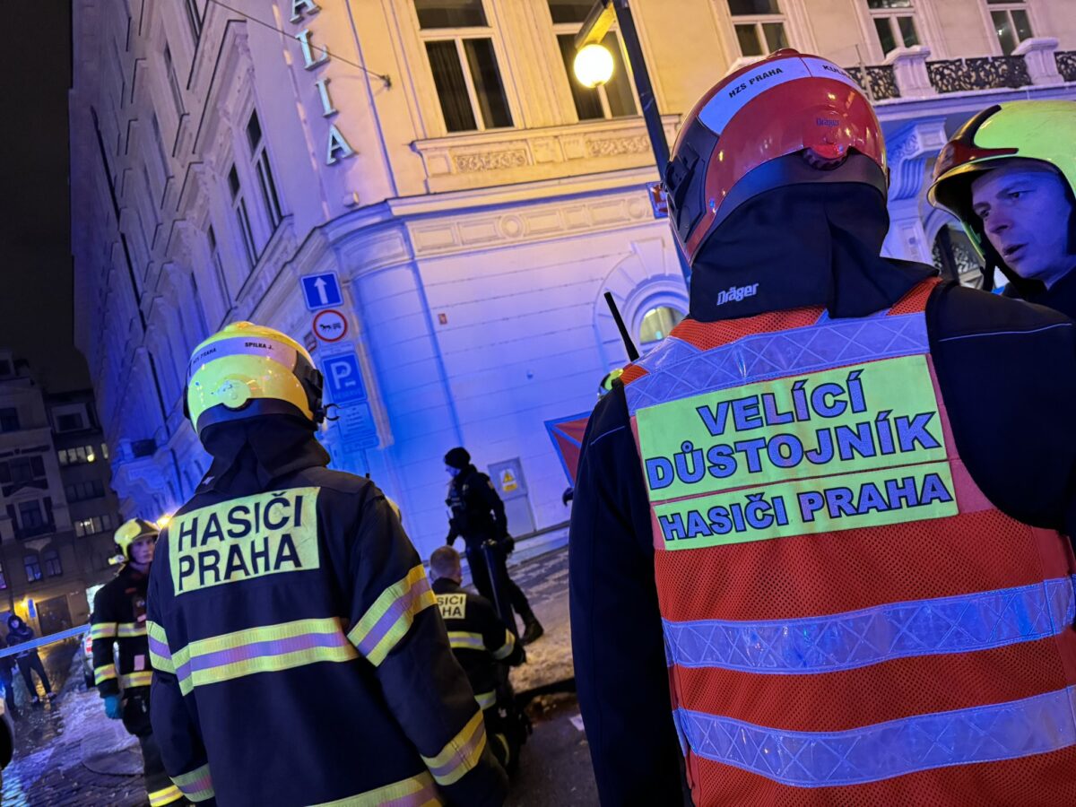 Tramvaj v Praze na Národní třídě srazila dva chodce. Foto: HZS