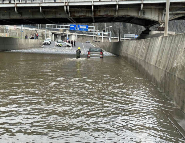 Několik řidičů v Přístavní ulici v Ústí nad Labem utopilo svá auta. Foto: HZS
