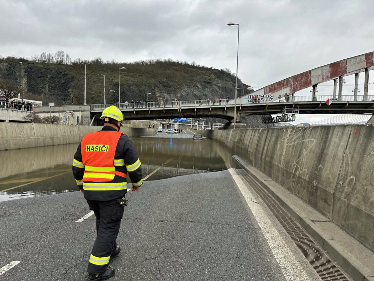 Několik řidičů v Přístavní ulici v Ústí nad Labem utopilo svá auta. Foto: HZS