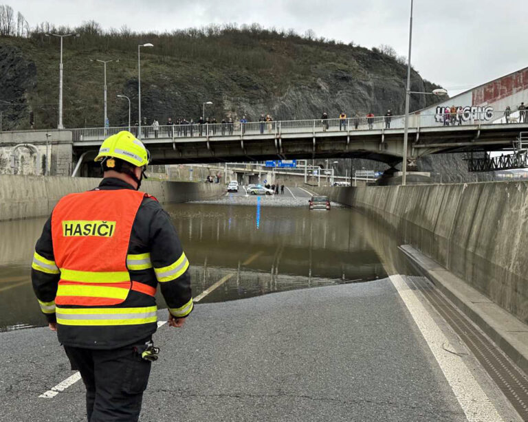 Několik řidičů v Přístavní ulici v Ústí nad Labem utopilo svá auta. Foto: HZS