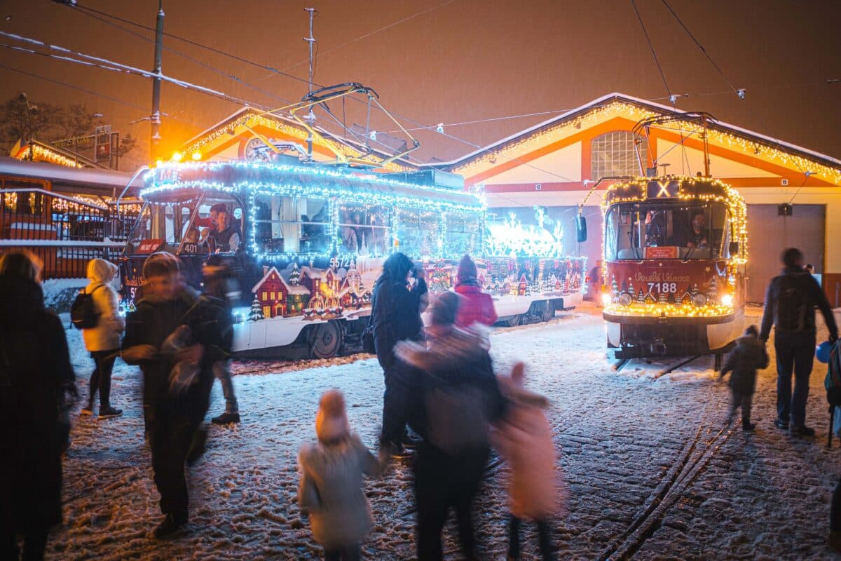 V Praze do ulic vyjela vánočně nazdobená flotila tramvají a autobusů. Foto: X/Z. Hřib