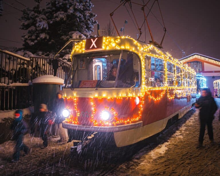 V Praze do ulic vyjela vánočně nazdobená flotila tramvají a autobusů. Foto: X/Z. Hřib