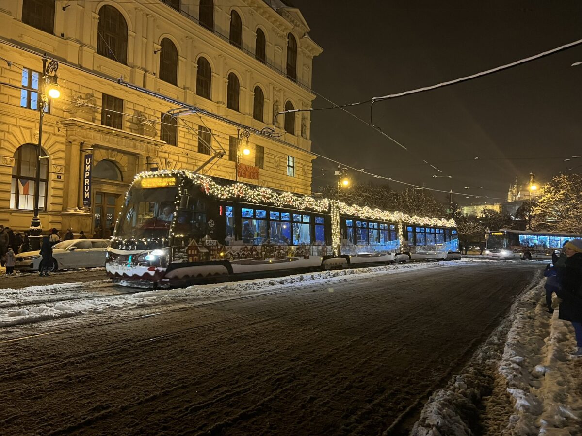 V Praze do ulic vyjela vánočně nazdobená flotila tramvají a autobusů. Foto: DPP a PID