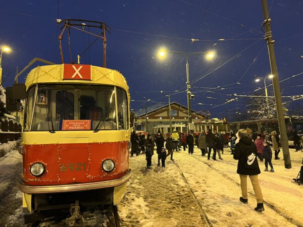 V Praze do ulic vyjela vánočně nazdobená flotila tramvají a autobusů. Foto: DPP a PID