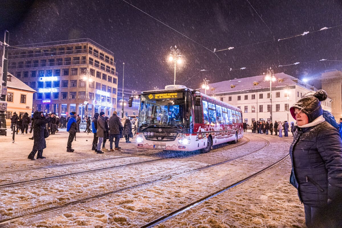 V Praze do ulic vyjela vánočně nazdobená flotila tramvají a autobusů. Foto: DPP a PID