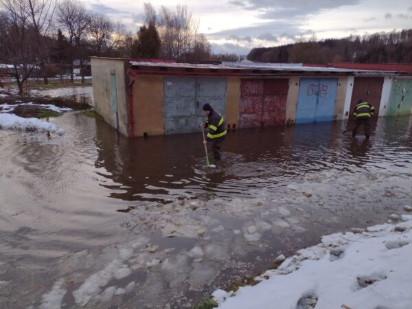 Velká voda zaplavila ulice, sklepy i garáže. Foto: HZS