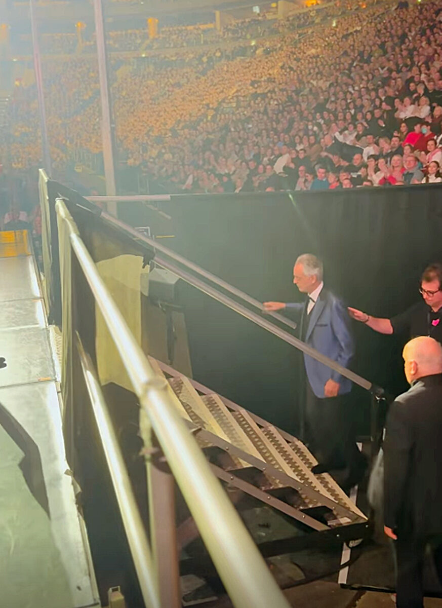 Andreas Bocelli přichází na podium v O2 areně v Praze. Zdroj: IG