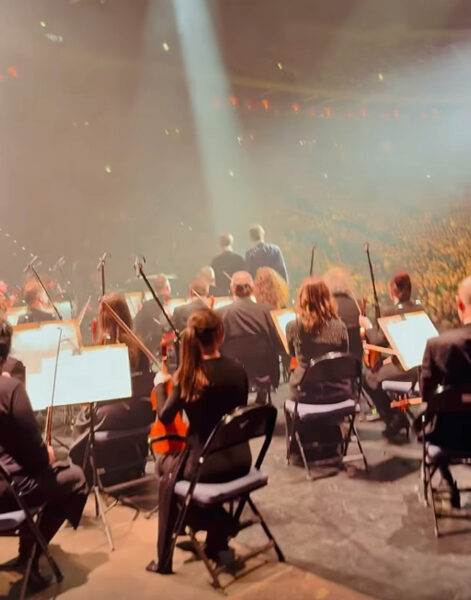 Andreas Bocelli přichází na podium v O2 areně v Praze. Zdroj: IG