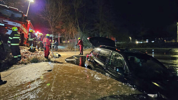 Hasiči v Ralsku vytahovali auto ze zamrzlého rybníka. Foto: HZS