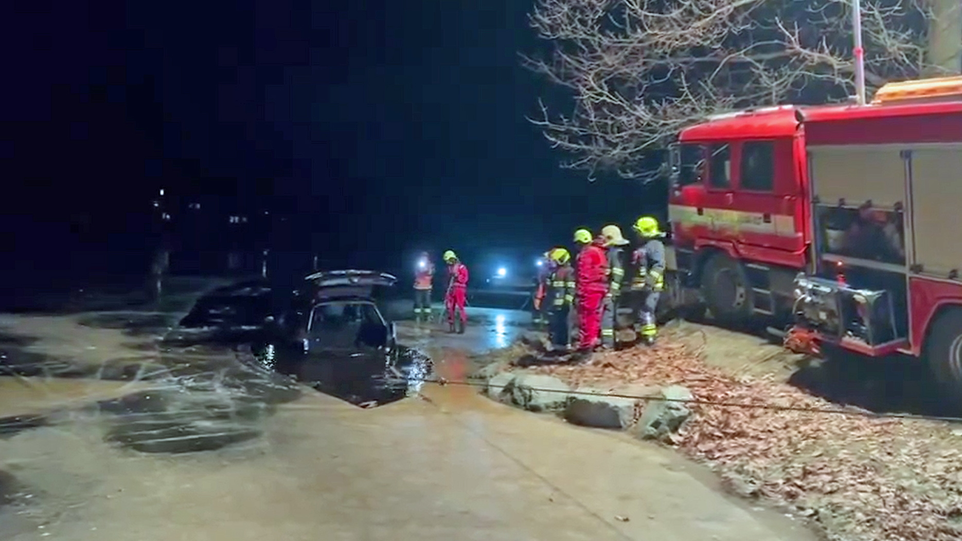 Hasiči v Ralsku vytahovali auto ze zamrzlého rybníka. Foto: HZS